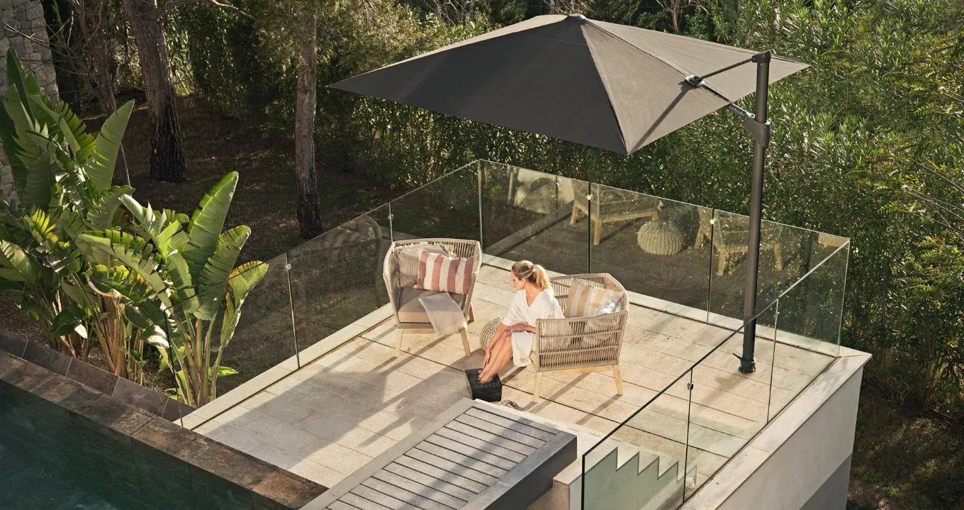 Fortano Cantilever umbrella on a terrace